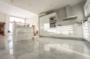 Hohde-Laatta käsittely keittiön laattalattiassa