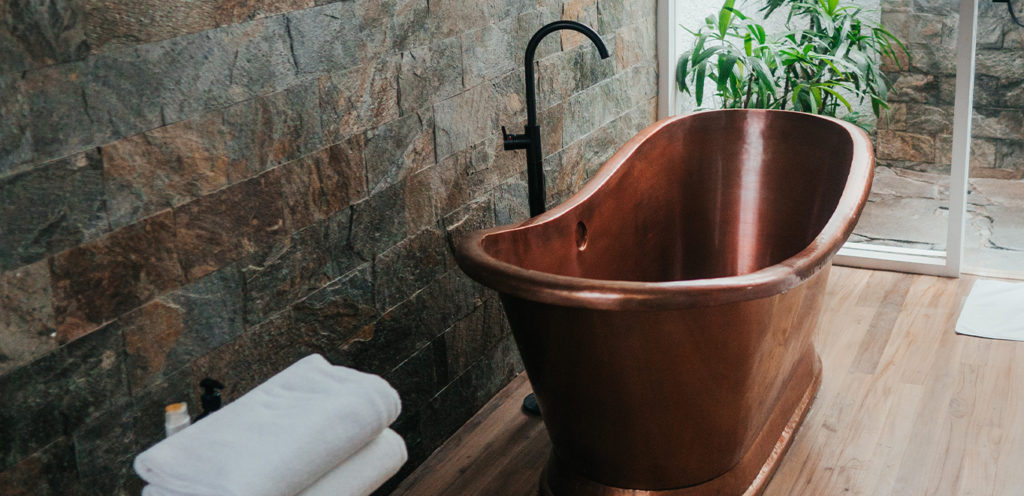 Luonnonkiveä seinässä