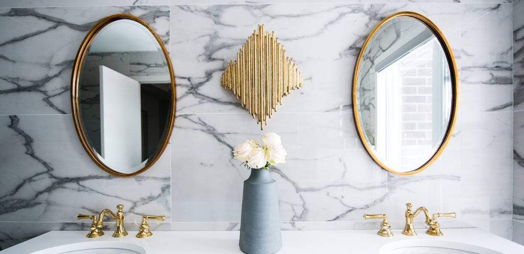 Kultaiset yksityiskohdat kylpyhuoneessa