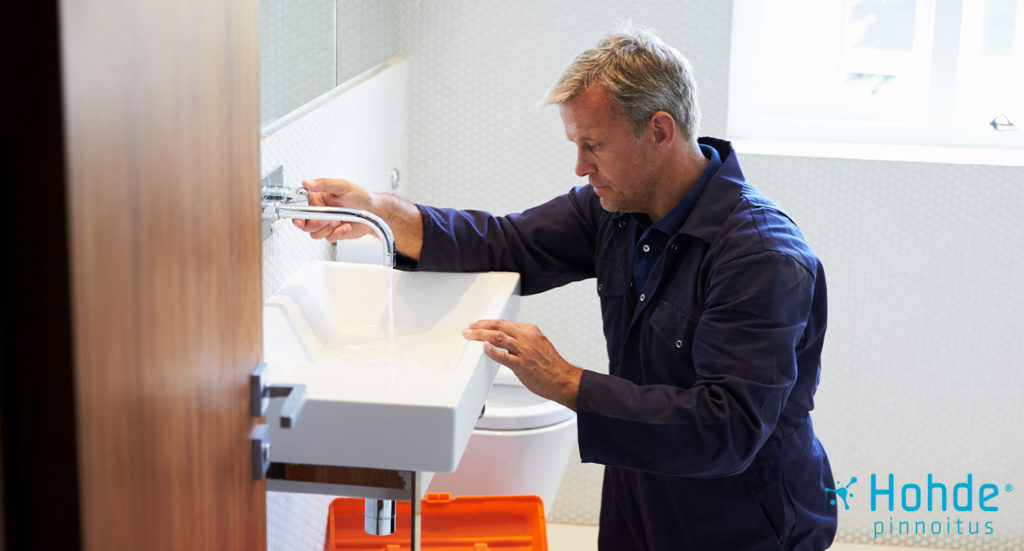 Mies puhdistaa hajulukkoa