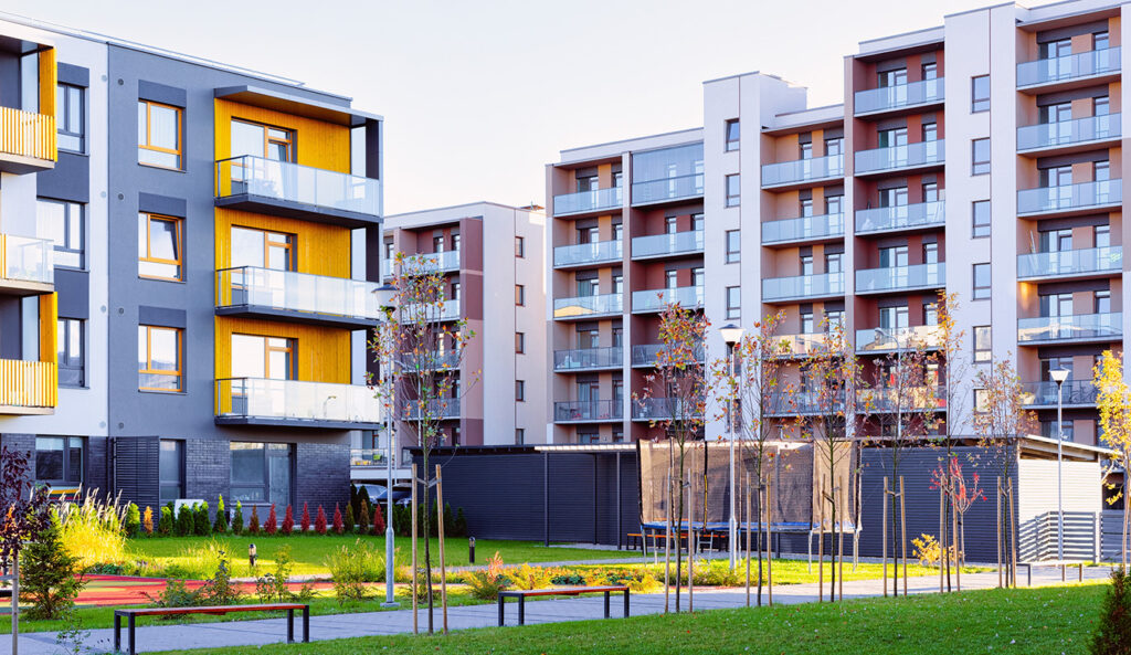 Seesteinen, värikäs kerrostalopiha