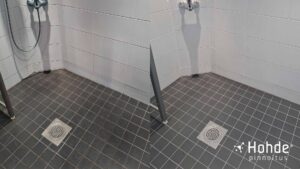 Uudelleen saumatut lattialaatat kylpyhuoneessa