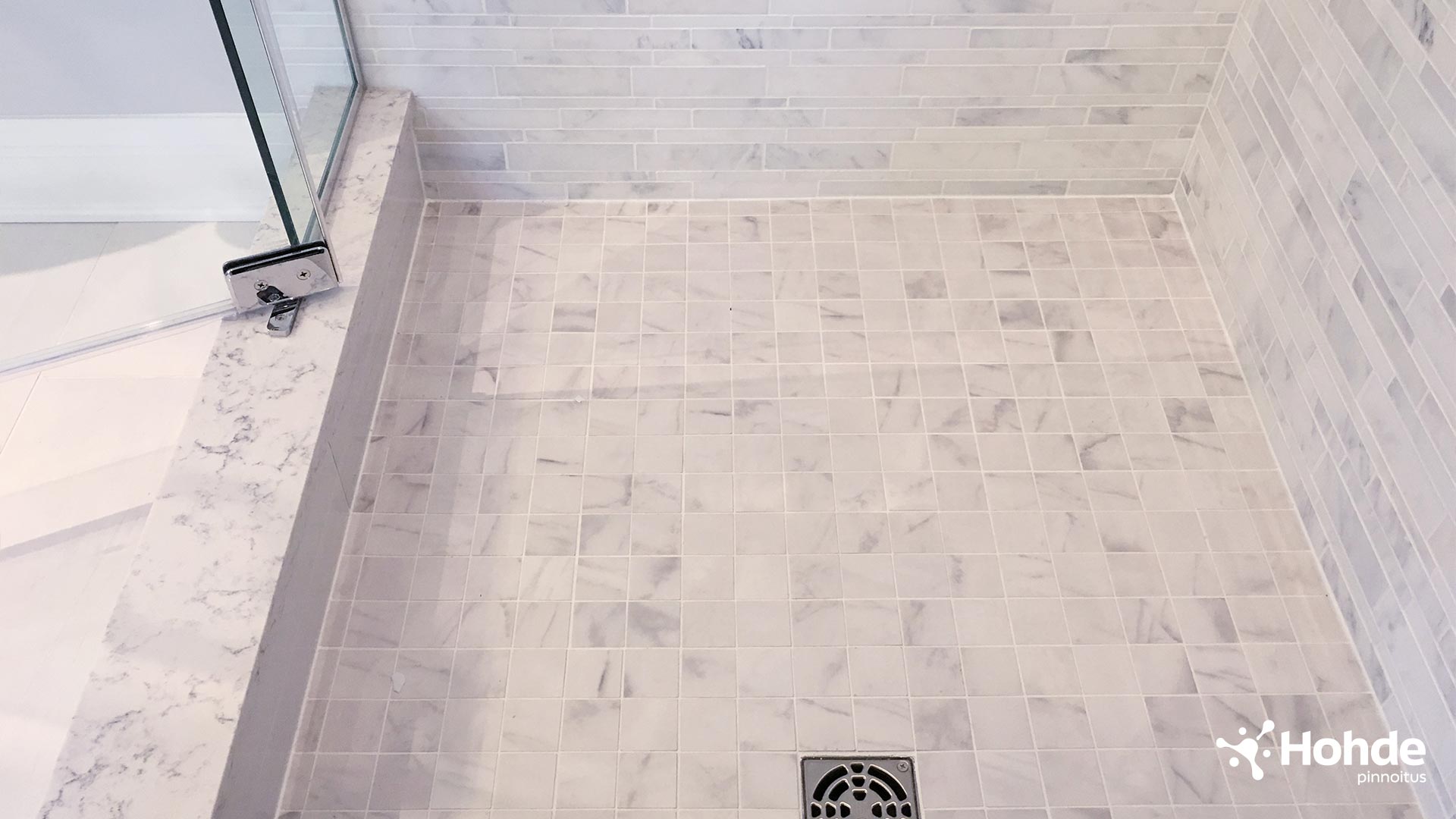 Valkoiset, hiljattain uusitut laattasaumat